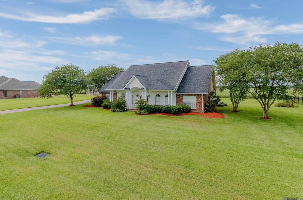 212 Chateau Dr, Lockport, LA 70374