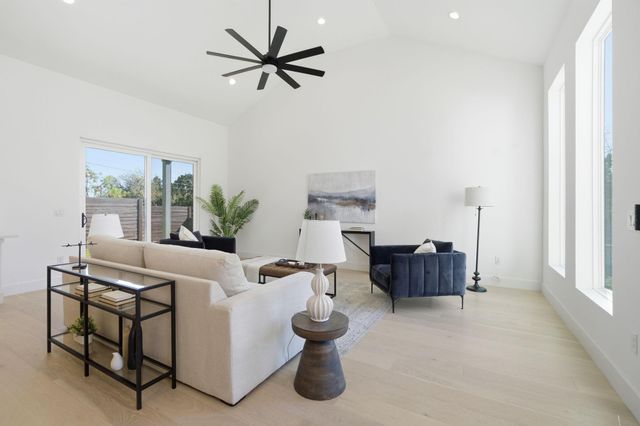 400 Post Road DR, Austin, TX 78704