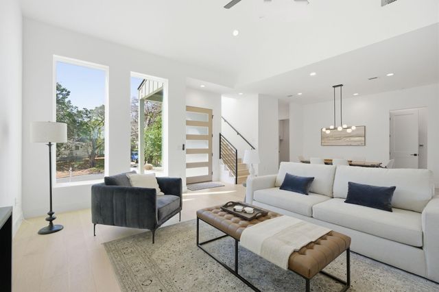 400 Post Road DR, Austin, TX 78704