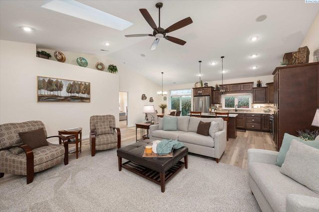 9309 Majestia Ln, Pasco, WA 99301