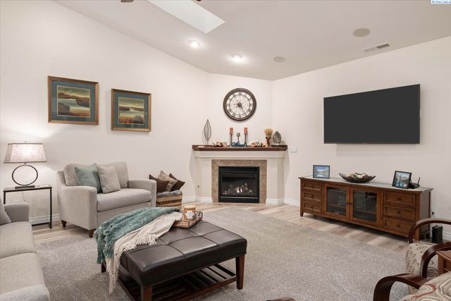 9309 Majestia Ln, Pasco, WA 99301