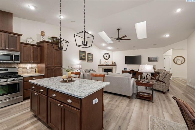 9309 Majestia Ln, Pasco, WA 99301