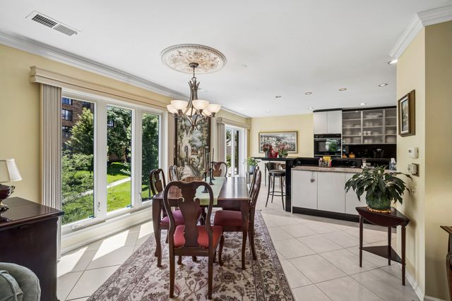 3860 MISSION HILLS Road 217, Northbrook, IL 60062