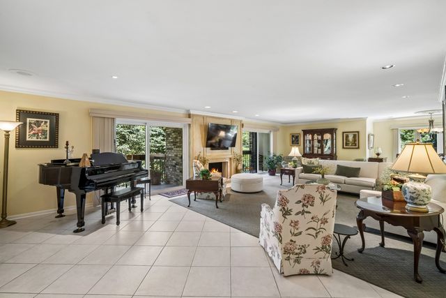 3860 MISSION HILLS Road 217, Northbrook, IL 60062