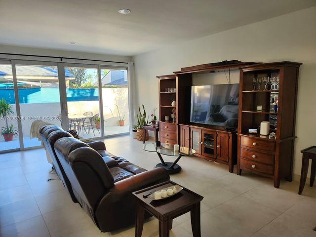 9195 Fontainebleau Blvd 6, Miami, FL 33172