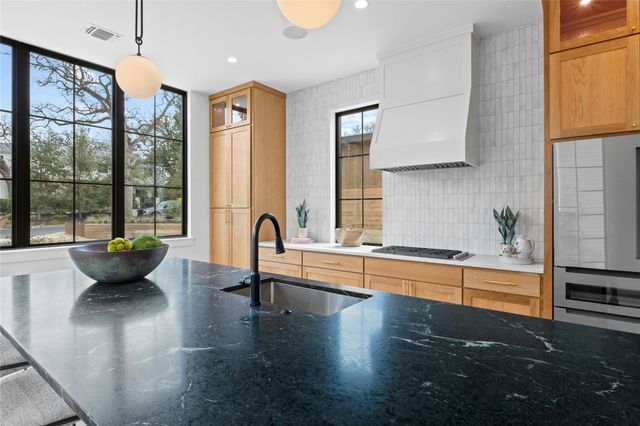 2526 Spring LN, Austin, TX 78703