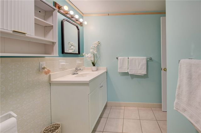 752 Quaker Lane A210, Warwick, RI 02818