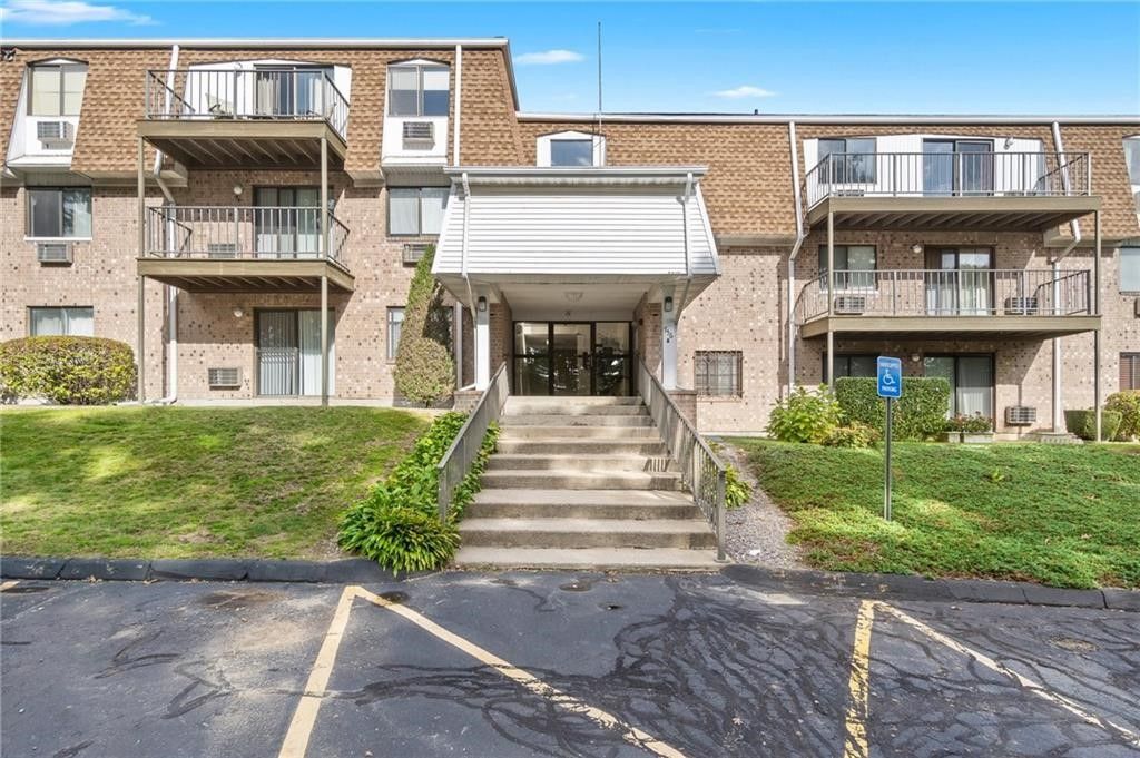 752 Quaker Lane A210, Warwick, RI 02818