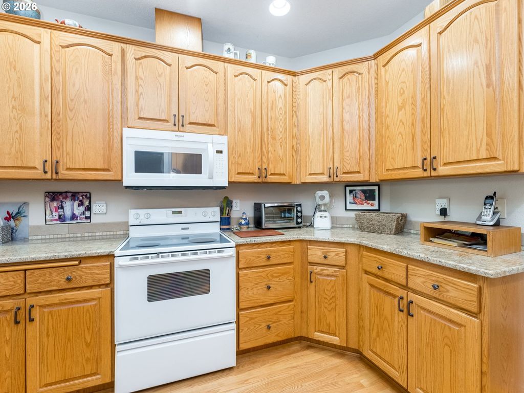Image 16 of property listing at 2255 Nw HORIZON Dr, Mc Minnville, OR 97128