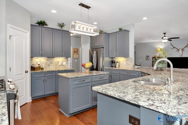 7214 Avonwood Lane Se SE, Owens Cross Roads, AL 35763