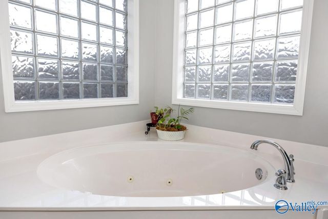 7214 Avonwood Lane Se SE, Owens Cross Roads, AL 35763