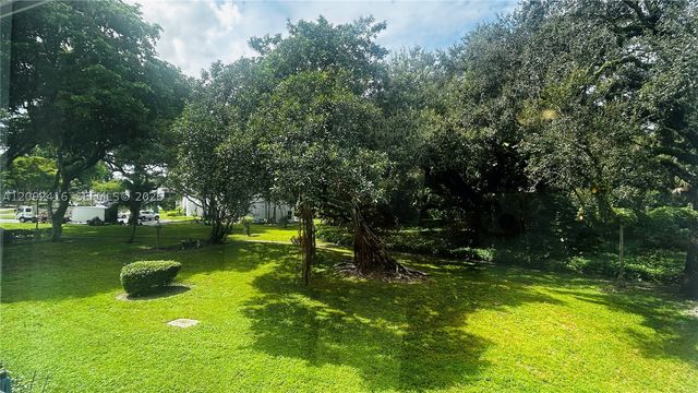 9410 Live Oak Pl 207, Davie, FL 33324