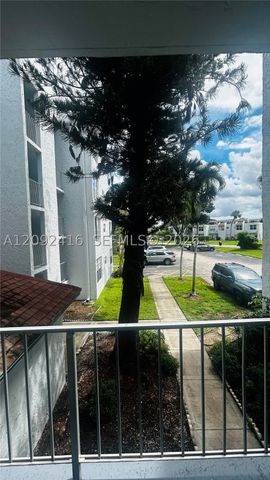 9410 Live Oak Pl 207, Davie, FL 33324