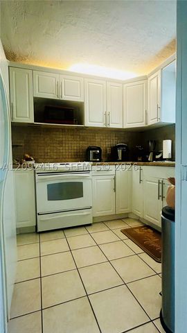 9410 Live Oak Pl 207, Davie, FL 33324