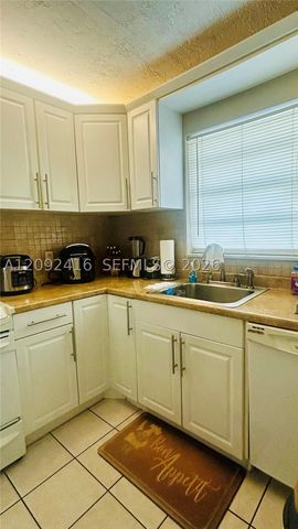9410 Live Oak Pl 207, Davie, FL 33324