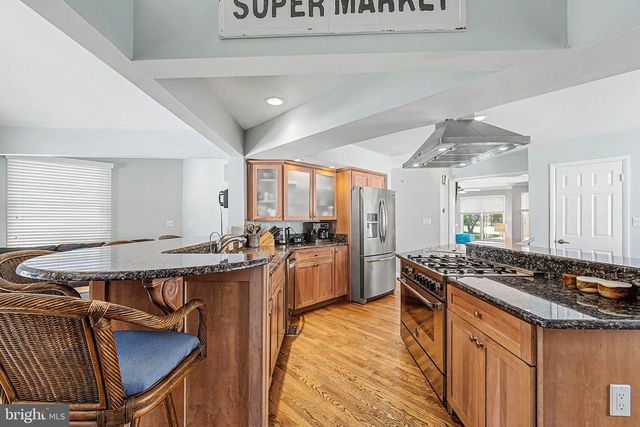 10 PAR DR, Somers Point, NJ 08244