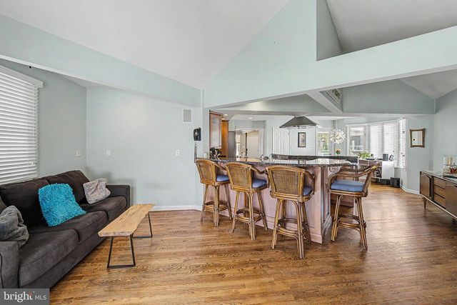 10 PAR DR, Somers Point, NJ 08244