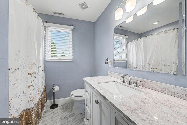10 PAR DR, Somers Point, NJ 08244