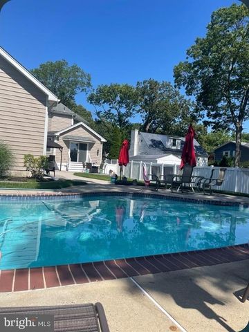 10 PAR DR, Somers Point, NJ 08244