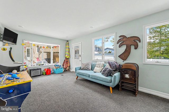 10 PAR DR, Somers Point, NJ 08244