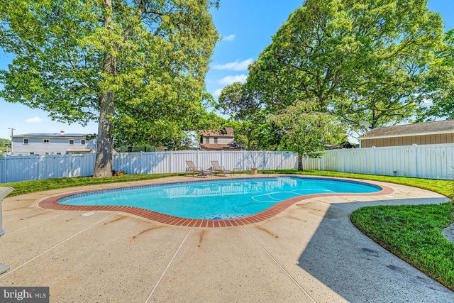 10 PAR DR, Somers Point, NJ 08244