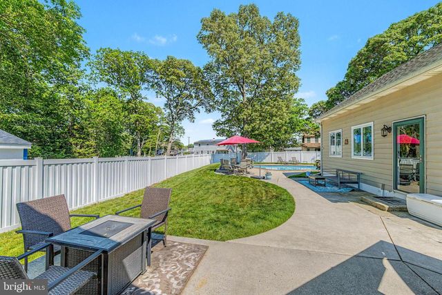 10 PAR DR, Somers Point, NJ 08244