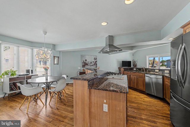 10 PAR DR, Somers Point, NJ 08244