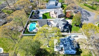 10 PAR DR, Somers Point, NJ 08244