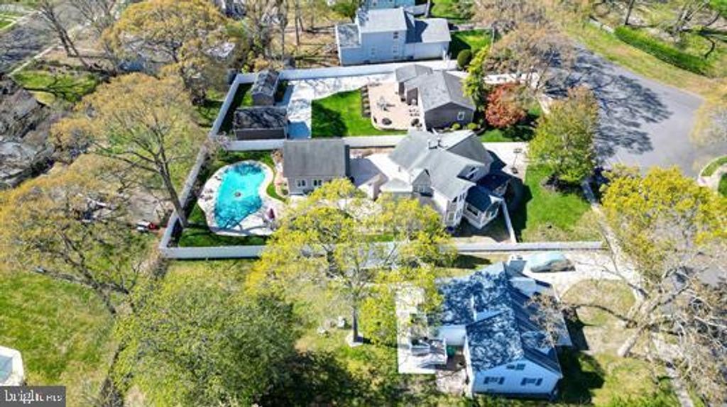 10 PAR DR, Somers Point, NJ 08244