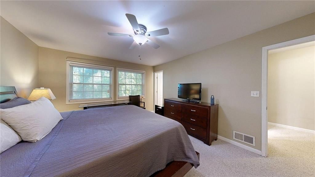 Image 33 of property listing at 2825 Northeast NE Expressway L4, Atlanta, GA 30345