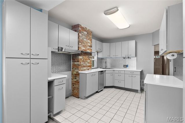 4151 Quincy Street, St Louis, MO 63116