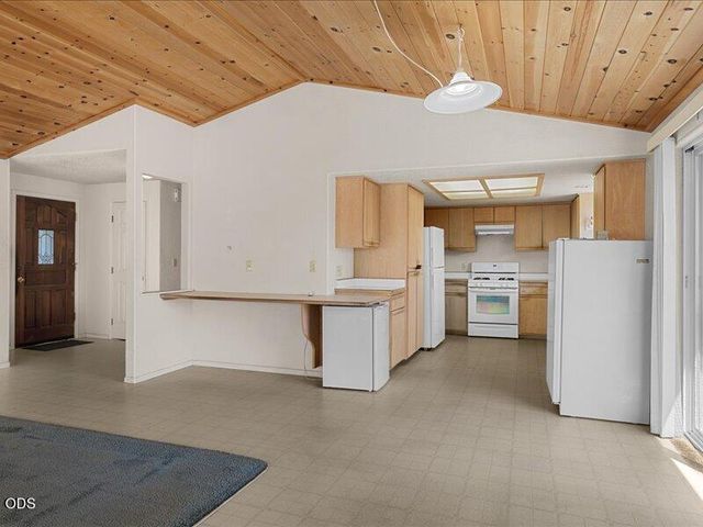 895 Coutant Lane, Grants Pass, OR 97527
