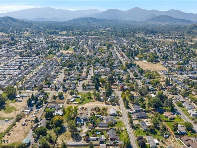 895 Coutant Lane, Grants Pass, OR 97527