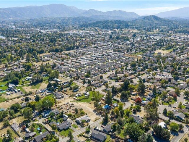 895 Coutant Lane, Grants Pass, OR 97527