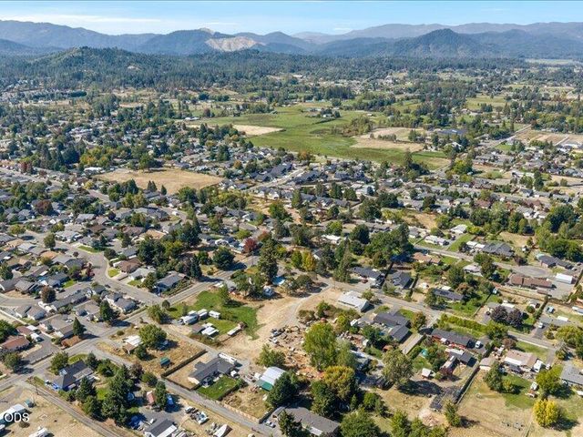 895 Coutant Lane, Grants Pass, OR 97527