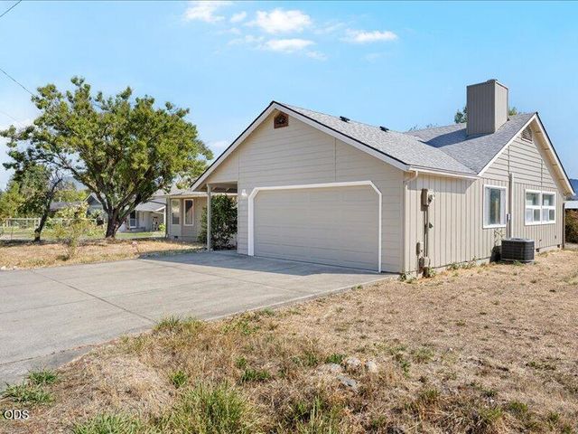 895 Coutant Lane, Grants Pass, OR 97527