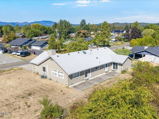 895 Coutant Lane, Grants Pass, OR 97527