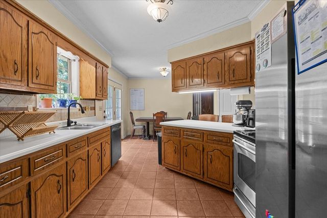 169 Oak Crest Dr, Tennessee Ridge, TN 37178