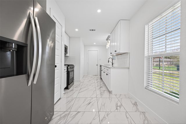 2202 Alabama Street, Baytown, TX 77520