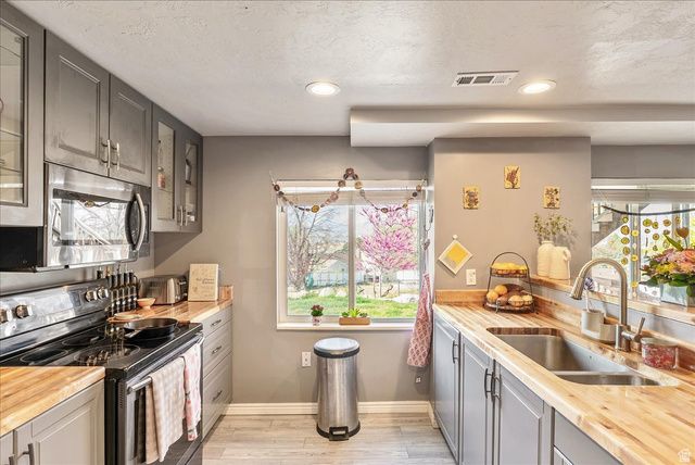 11940 S PINERIDGE RD, Sandy, UT 84094