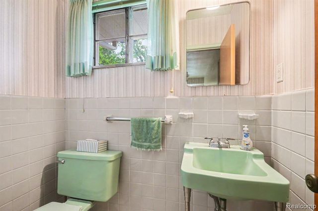 19925 E William Court, Grosse Pointe Woods, MI 48236