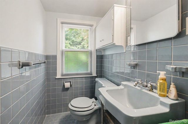 19925 E William Court, Grosse Pointe Woods, MI 48236