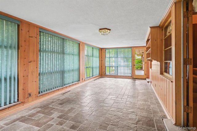 19925 E William Court, Grosse Pointe Woods, MI 48236