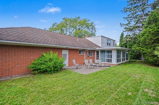 19925 E William Court, Grosse Pointe Woods, MI 48236