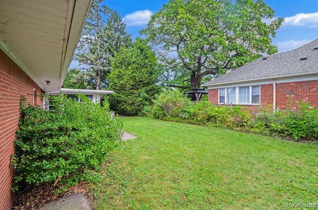 19925 E William Court, Grosse Pointe Woods, MI 48236