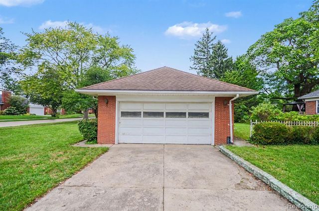 19925 E William Court, Grosse Pointe Woods, MI 48236