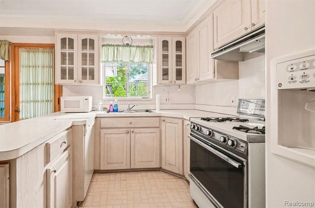 19925 E William Court, Grosse Pointe Woods, MI 48236