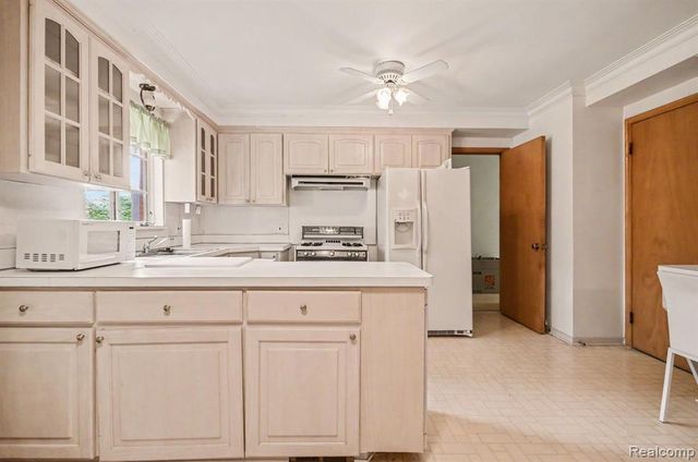 19925 E William Court, Grosse Pointe Woods, MI 48236