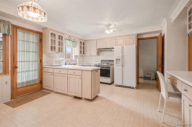 19925 E William Court, Grosse Pointe Woods, MI 48236