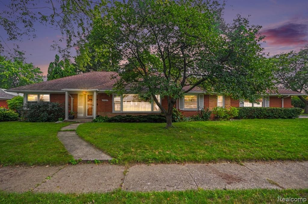 19925 E William Court, Grosse Pointe Woods, MI 48236